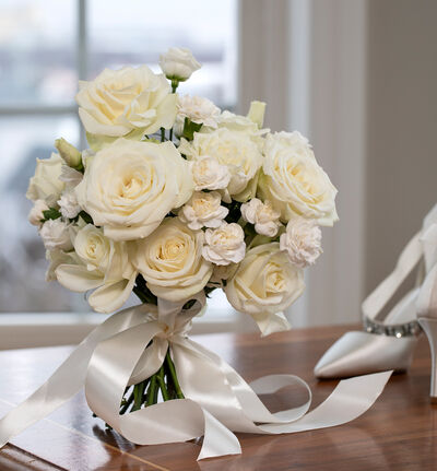 Hvit stilren brudebukett med hvite blomster Hvit stilren brudebukett med hvite blomster